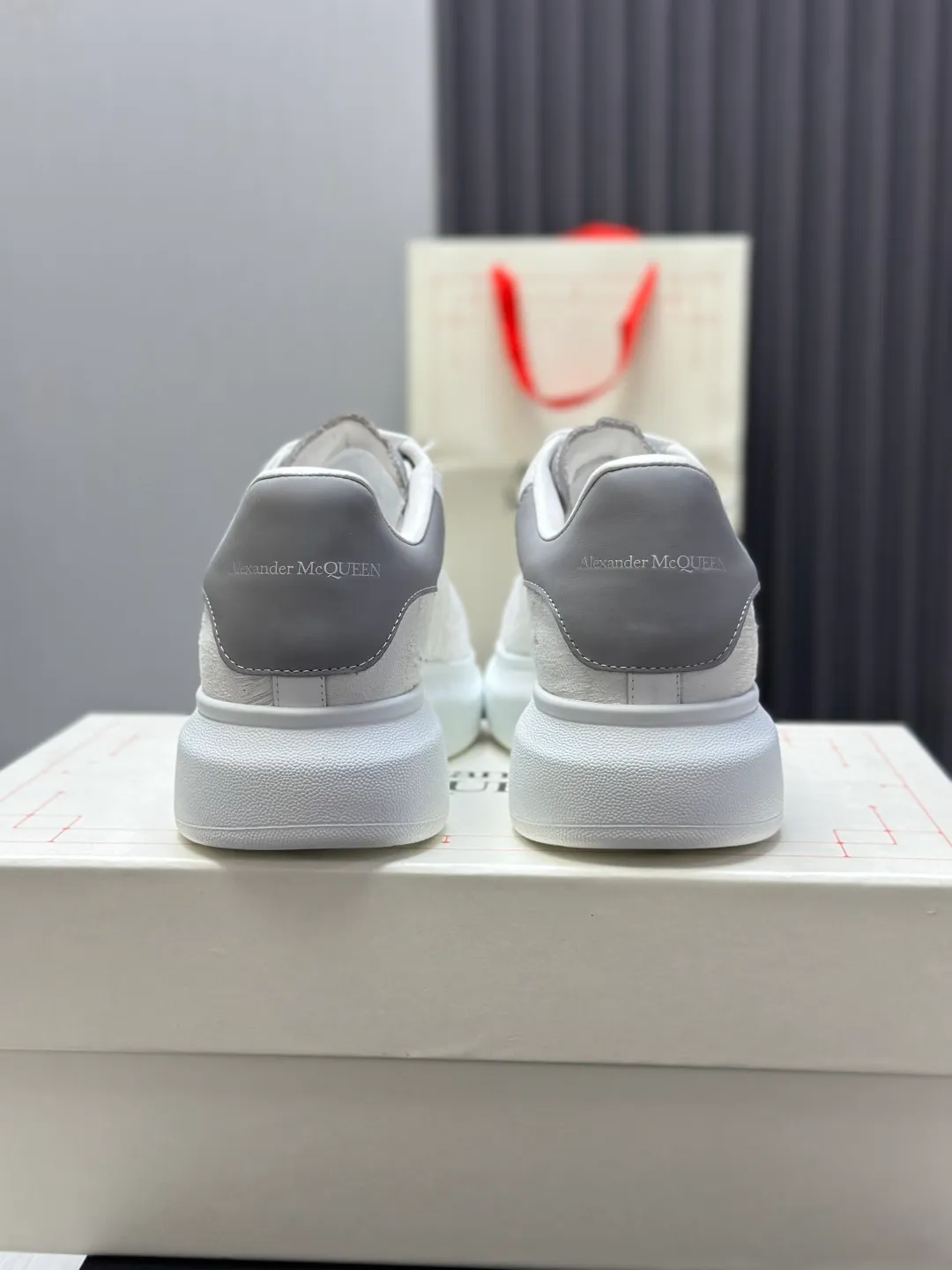 👟👟Ex-factory price 600👟👟 (🥇Top version produced in Dongguan🥇) A new upgrade of the classic McQueen white shoes. This upgrade of McQueen, which has been done for 4 consecutive years, will definitely bring you the most cost-effective ALEXANDER MCQUEEN classic in the market. If you are not confident about the quality of such a classic and world-destroying model, there is really no need to put it on the table🔙.  Purchased original version from HK counter, various demolitions.  All kinds of PKs are welcome💥.  (Anyone who has the original version at the stall is welcome🆚) The thick sole perfectly increases the elongated visual effect. The most perfect proportion of the shoe body is this last shape. The logo font on the rear tail is printed in small fonts. The logo on the foot is made of genuine leather with air-pressed colorless process. We will always update the color with the counter. 🔘Upper: genuine customized environmentally friendly full-grain cowhide 🔘Inner lining: imported mixed sheepskin (the genuine product is also sheepskin, not the cheap cowhide on the market) 🔘Sole: Exclusive molded TPU➕rubber injection molded layered outsole, (purple tail, pink tail, red tail, burgundy tail, rose gold tail sequin series, Velcro men's model needs to be customized, non-returnable) 🔘Code number 34-44 (women's size 34.40 is custom-made).